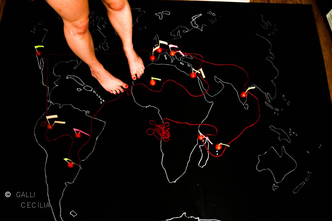 Image de notre petite vidéo de présentation: danser sur le monde. Nous avons créé un itinéraire autour du monde, les pieds se déplacent et découvrent quelques noms de danses des pays. Un fil rouge marque le chemin et le lien entre les pays.