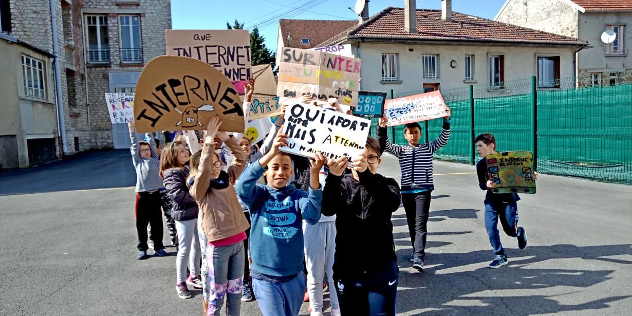 Manifestation POUR ou CONTRE INTERNET et mise en scène de la performance finale