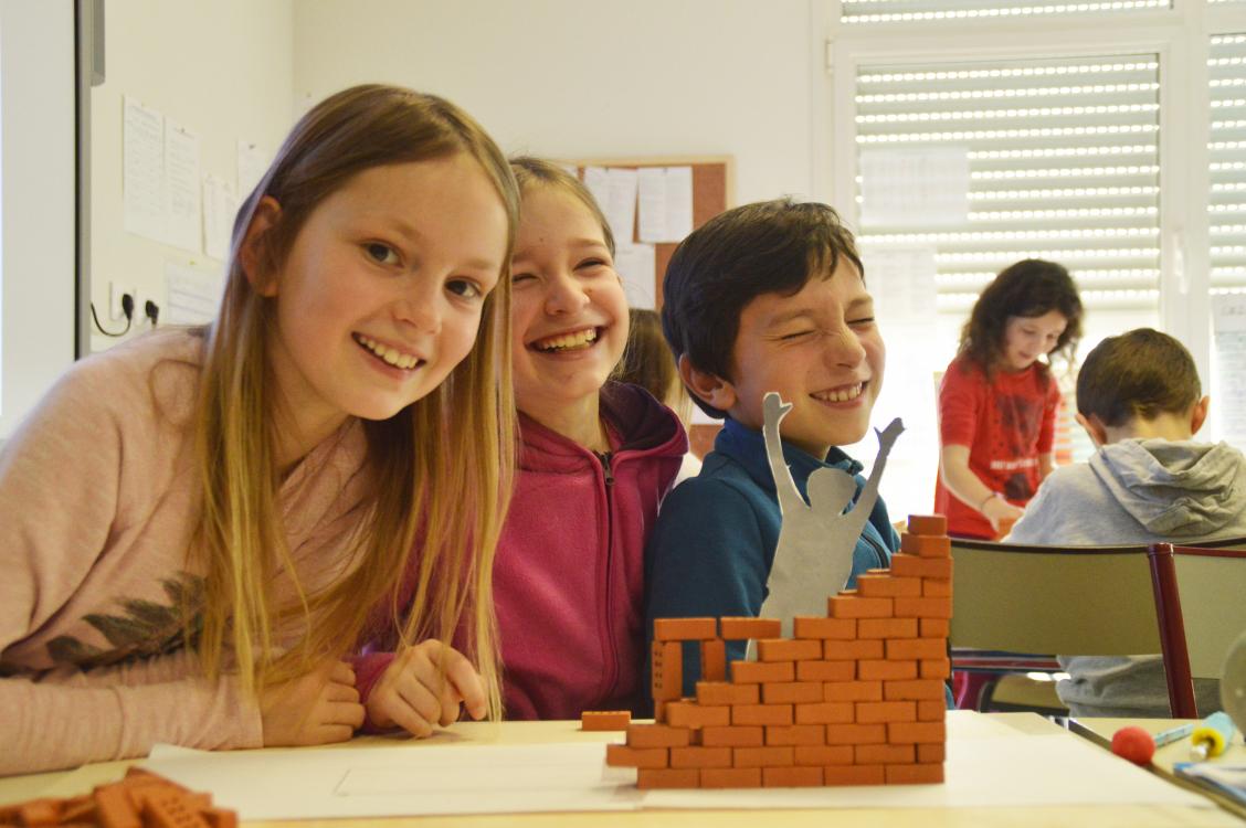 Maquettes en mini-briques réalisées à l'aide de patrons