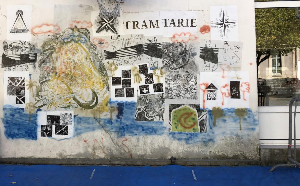 Fresque murale “Tramtarie” en gravure sur gomme, gravure sur bois et collage dans le préau de l’école Paul Bert