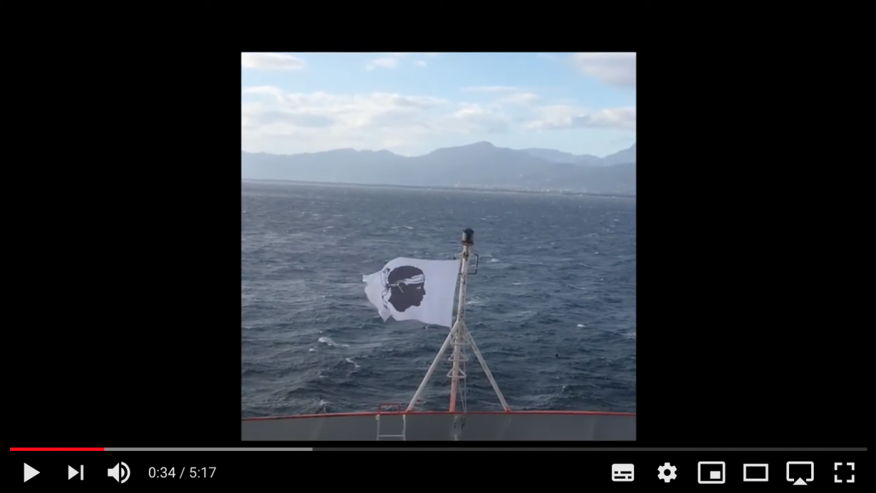 Photographie prise par nous depuis le ferry en arrivant en Corse