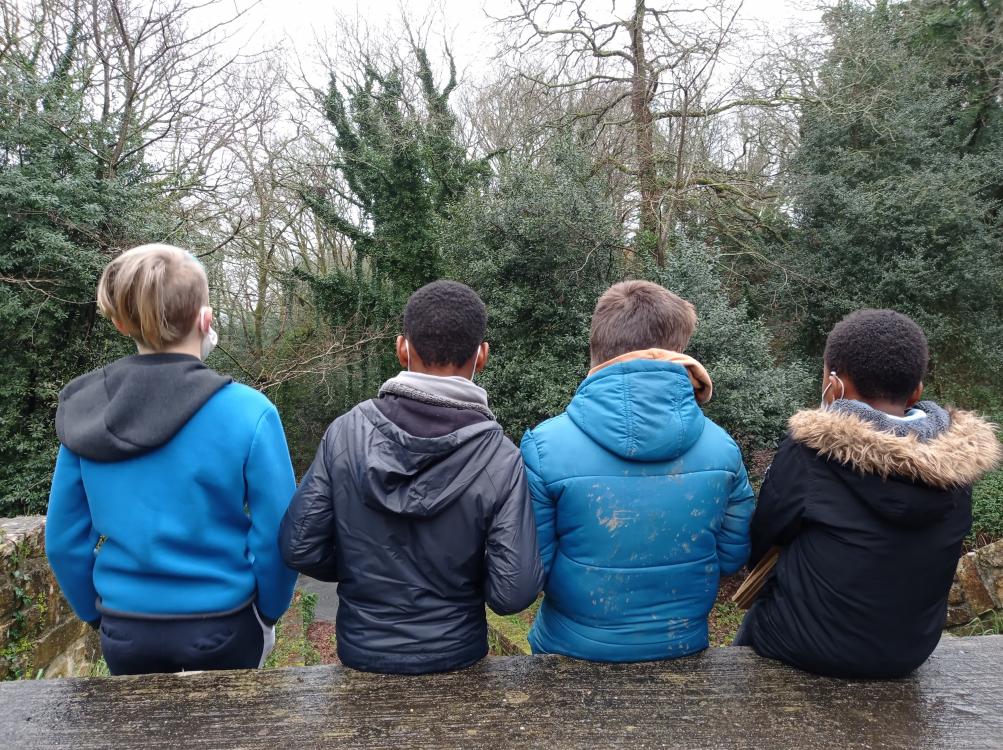 Séance d'écoute lors de la balade sonore avec la classe 