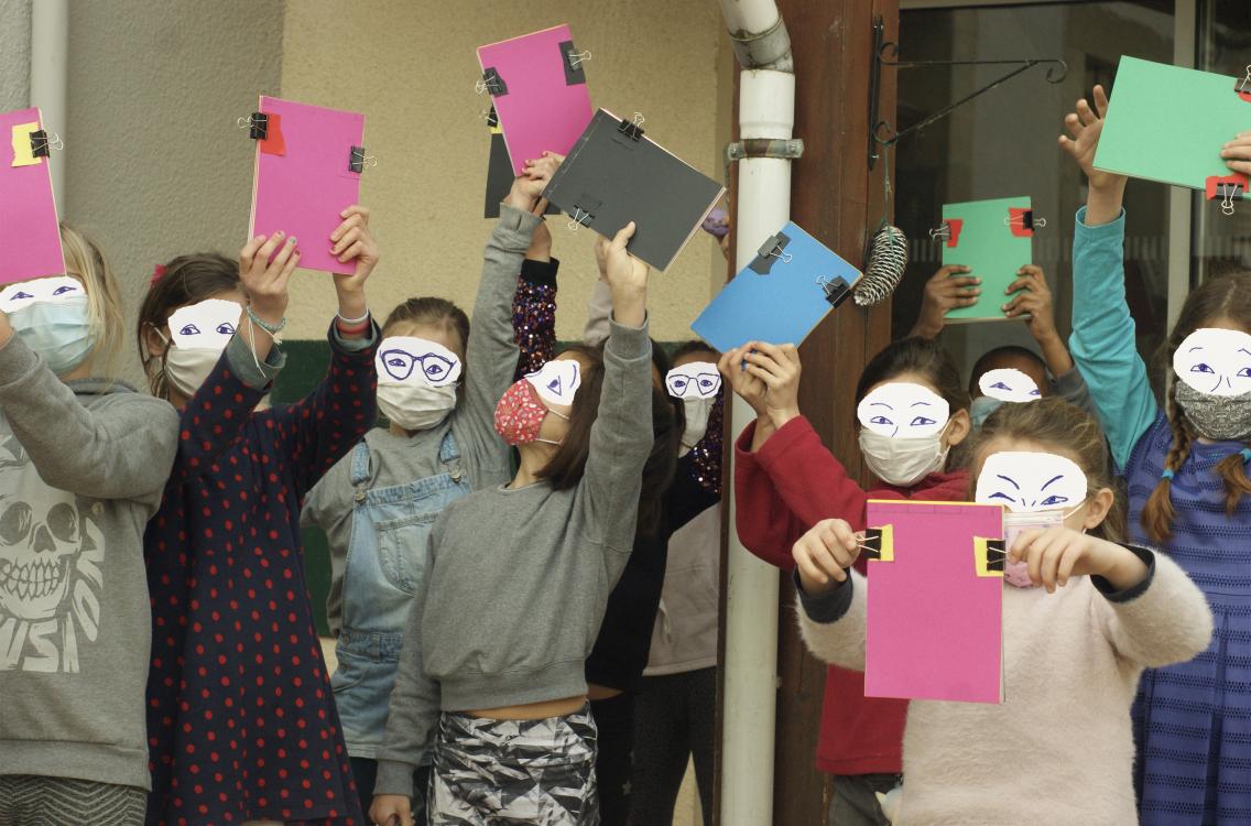 Les enfants du premier groupe (CE2-CM1) se préparent avec enthousiasme à percer leurs carnets au marteau et aux clous pour préparer la reliure japonaise.