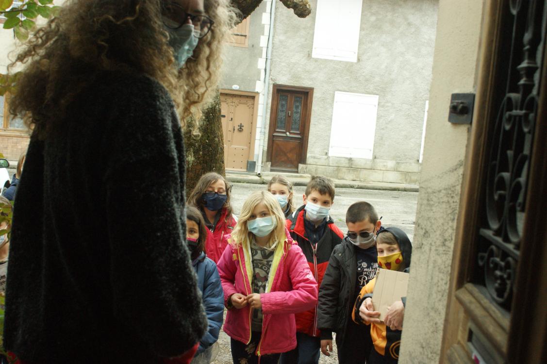 Arrivée des enfants aux portes de l'atelier...