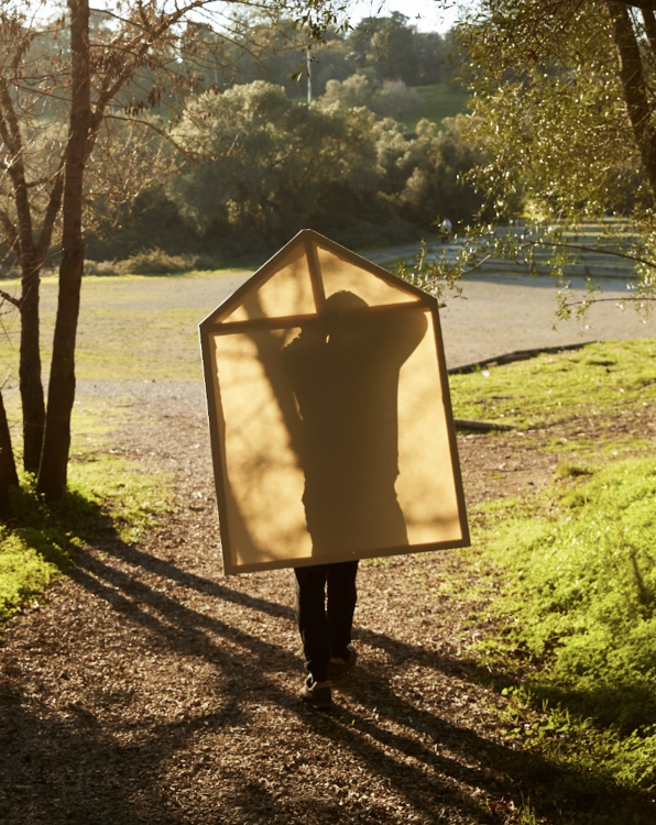 Une promenade en forme de cabane mobile, à la recherche du chez-soi que les environnements nous entourent, dans la nature, dans le corps, dans la ville, dans les rêves, dans les rencontres.