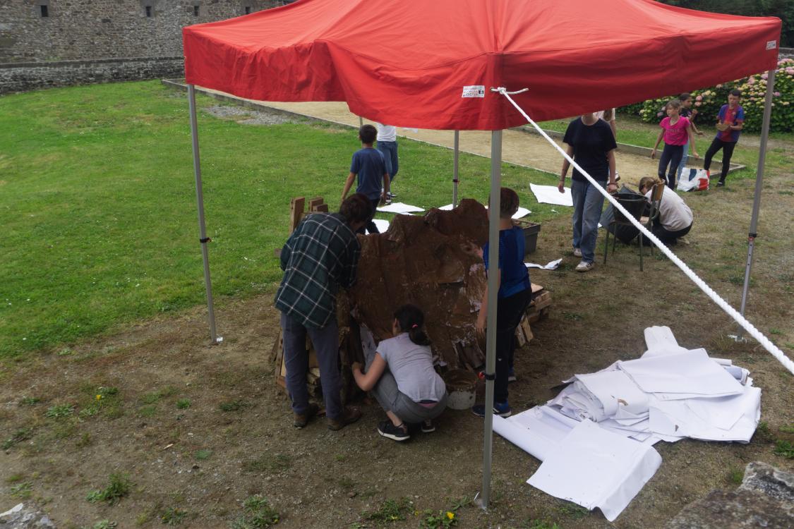 Fabrication d'un four papier en vue de cuire les pièces réalisées avec les enfants.  