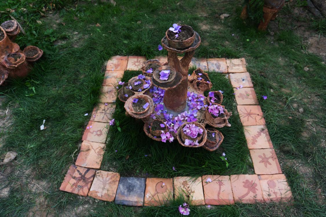 La place publique des adventices. Sculptures pour adventices, réalisées à 37 paires de mains dans des argiles récoltées. 