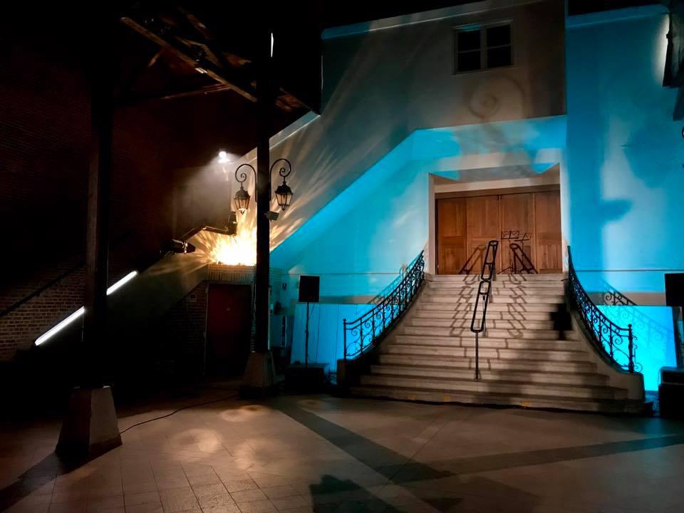 Premiers tests de la création lumière dans la Halle au Beurre - semaine du bal  / couleur projetée sur mur du fond + tas de boules à facettes