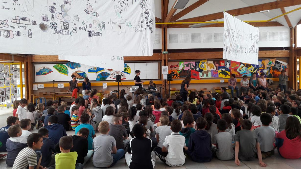 Performances devant l'école