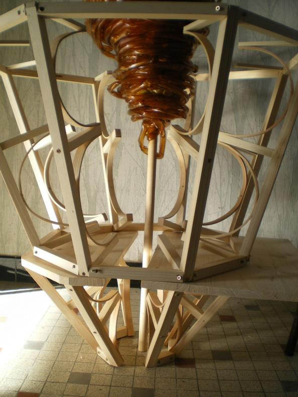 Détail de la sculpture, bois cintré, tube PVC coloré avec de la cire.