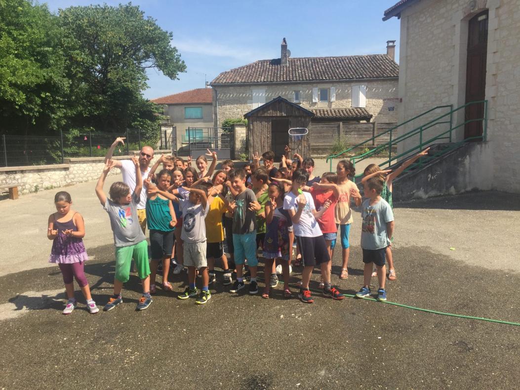 Photo souvenir après la bataille d'eau règlementaire