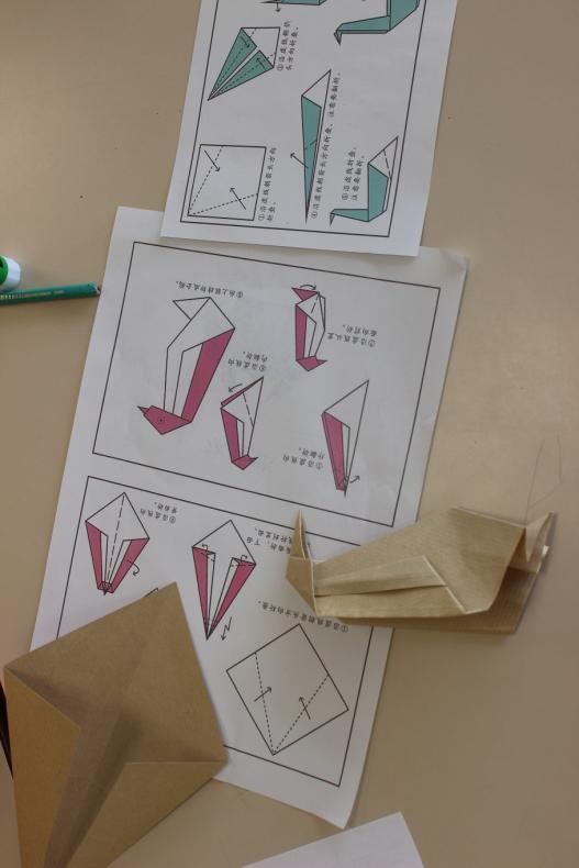 Les origamis se montent en suivant les instructions de pliage.