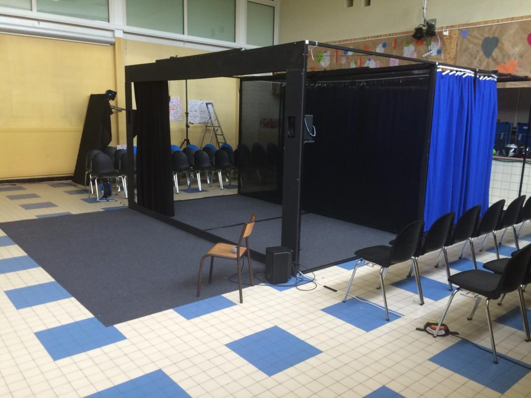 La "boite" dans la grande salle du centre social de Longwy haut pour la restitution du travail mené avec les enfants