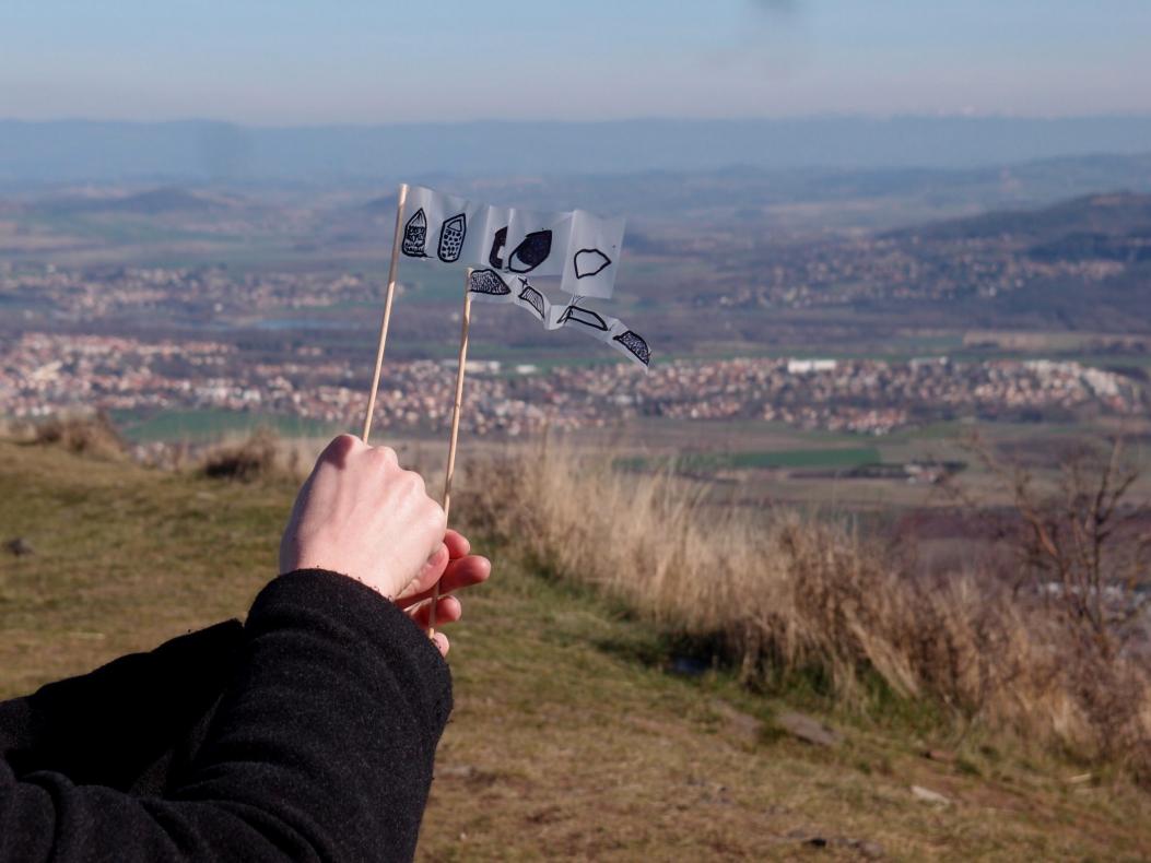 Essai de jeu reproduisant la tour et son promontoire en drapeaux