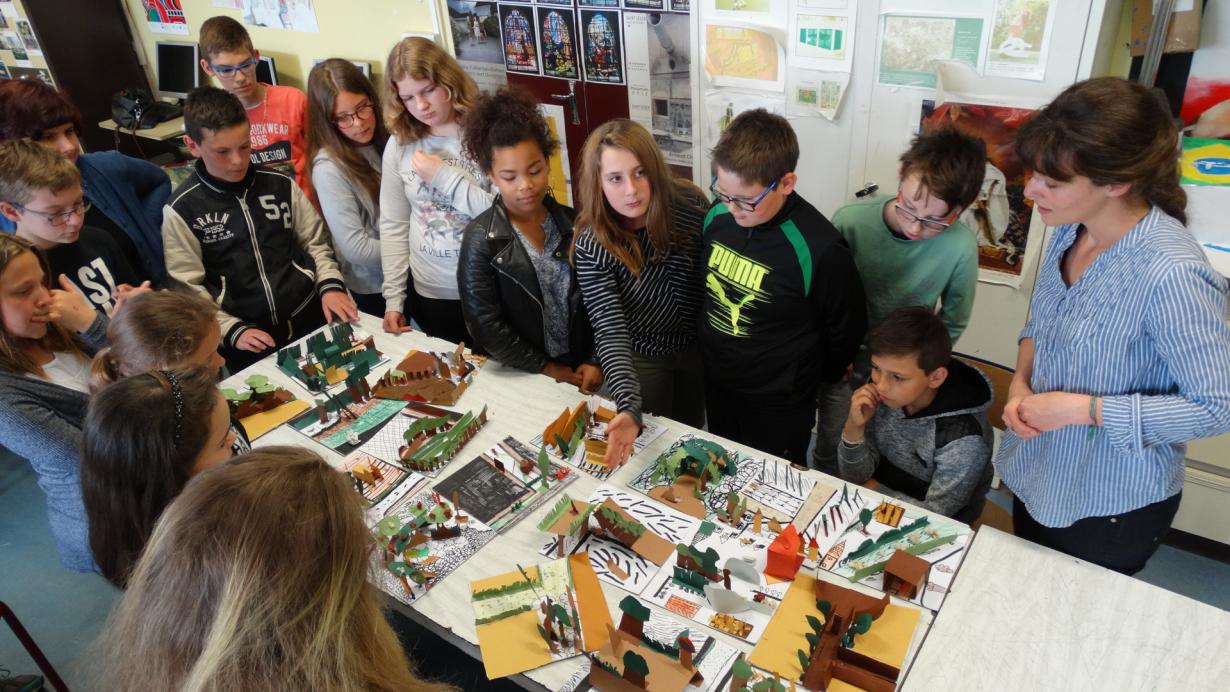 Moments d'échanges autour des maquettes réalisées par les enfants de 6e2.