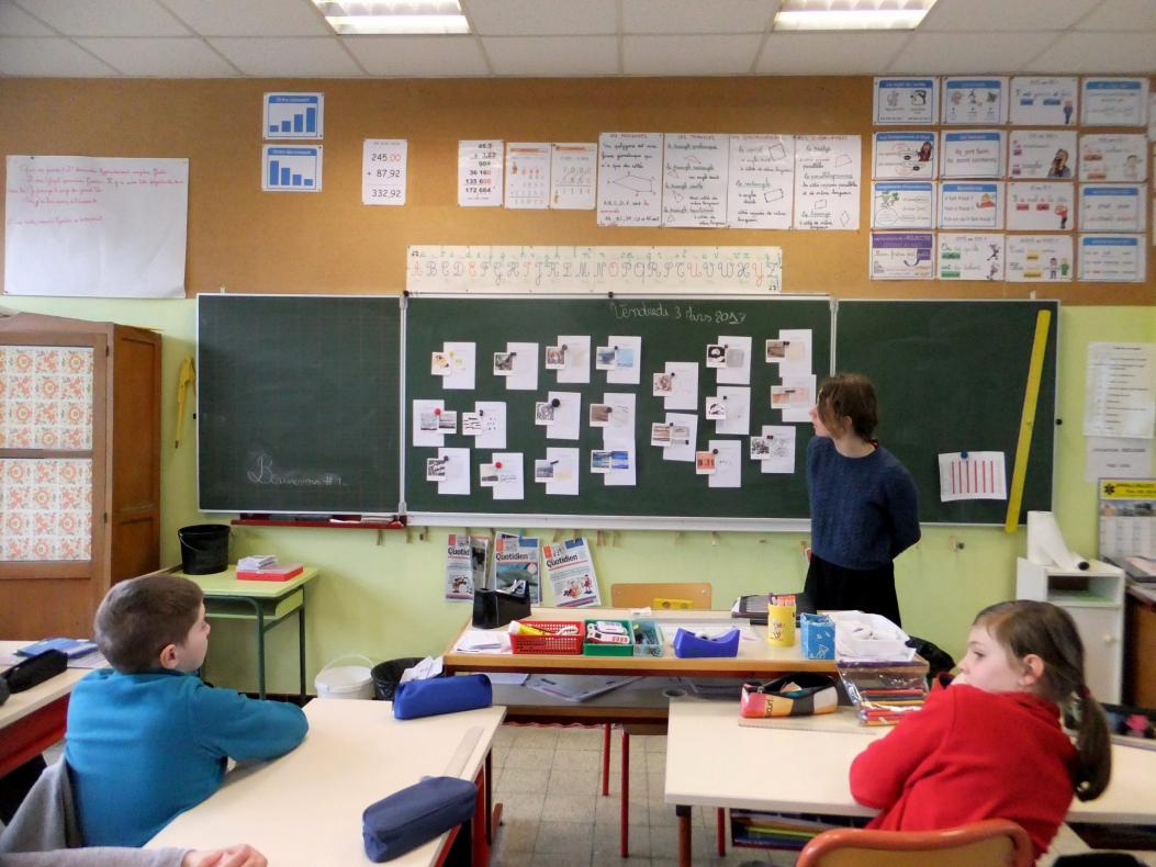 Assemblage au tableau des cartes postales envoyées et des cartes dessinées de mémoire par les enfants