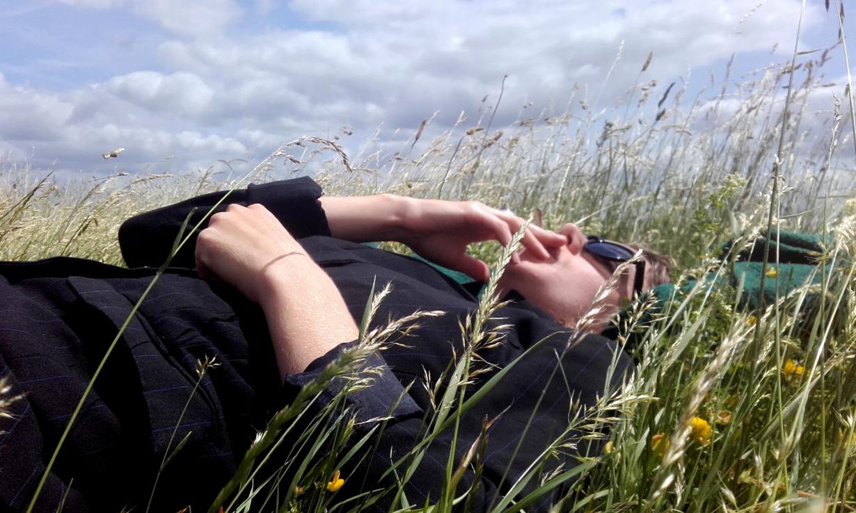 Au pied de la tour de Beaurevoir, nous nous relaxons dans les hautes herbes du promontoire.