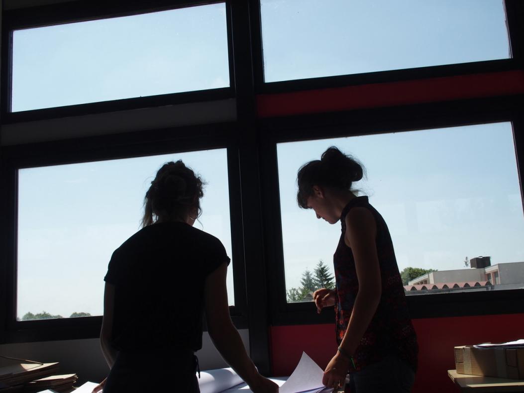 Un moment de complicité lors du montage de la restitution au collège Josquin des Près. Photographie de Dimitri Vazemsky