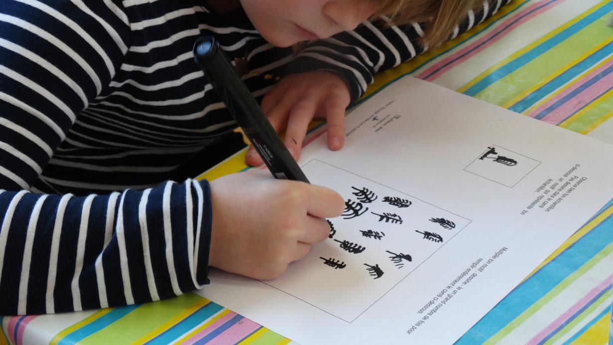 Le motif de la plume se transforme au fur et à mesure que l'enfant le répète.