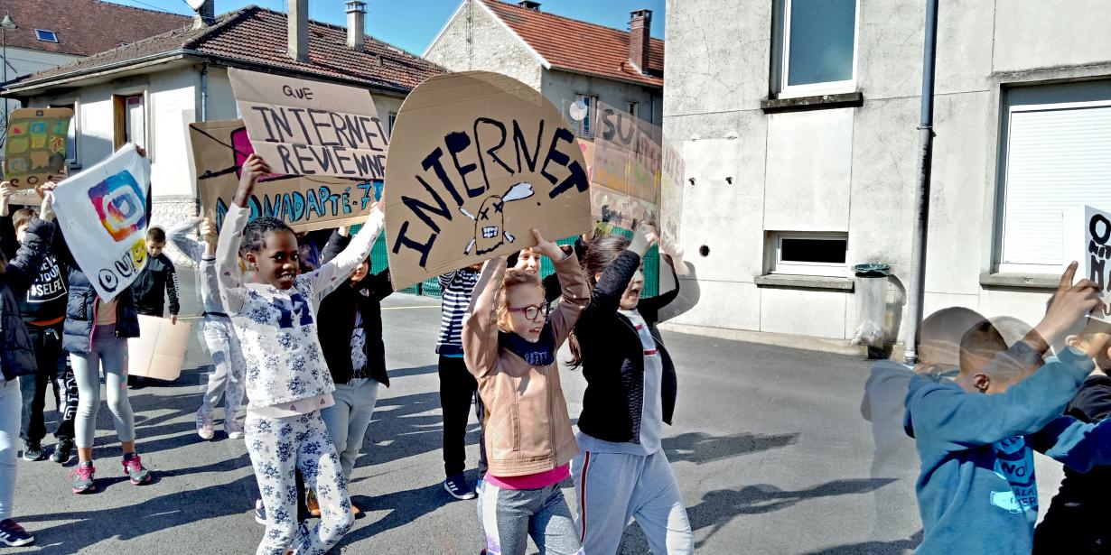 Manifestation POUR ou CONTRE INTERNET et mise en scène de la performance finale