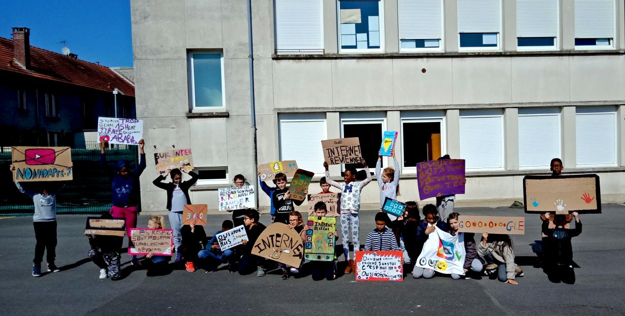 Manifestation POUR ou CONTRE INTERNET et mise en scène de la performance finale