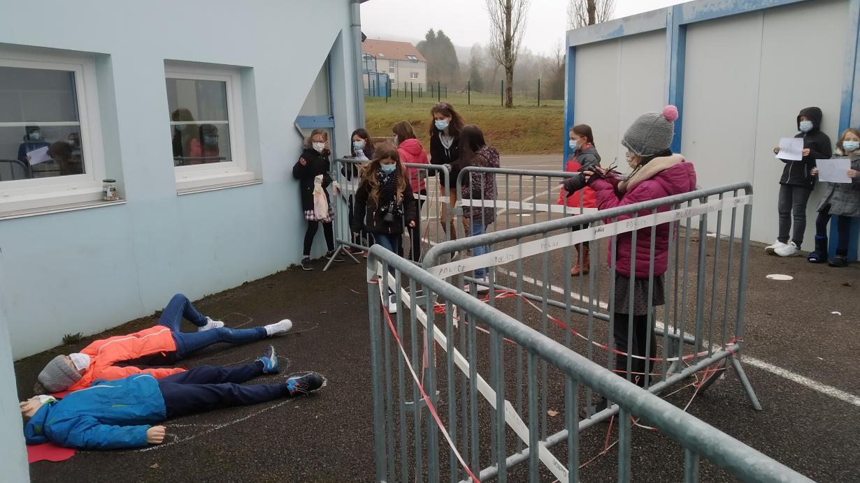 Préparation d'une saynète en cours : "la scène de crime"