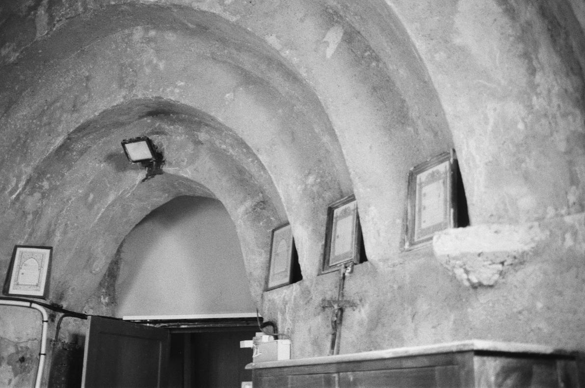 L'ancienne entrée romaine de l'église, recouverte de béton