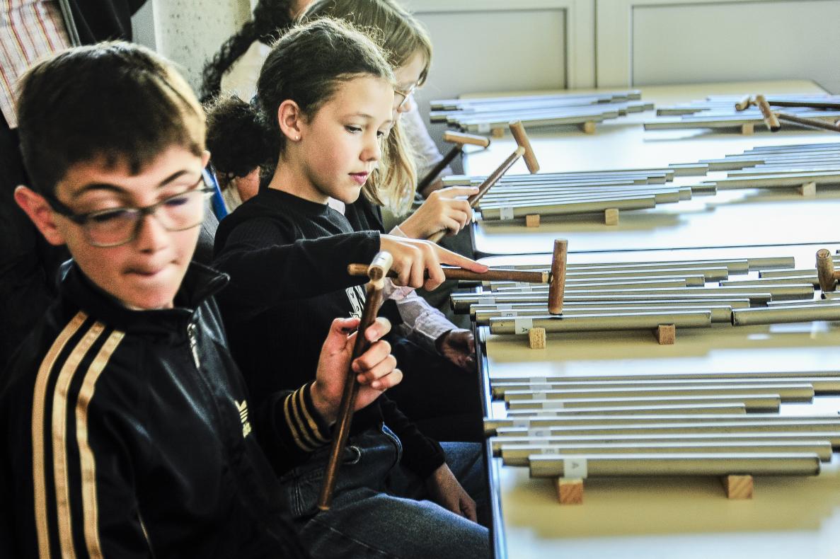 Les élèves jouent en demi classe