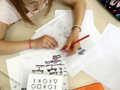 Élève en pleine composition de son affiche