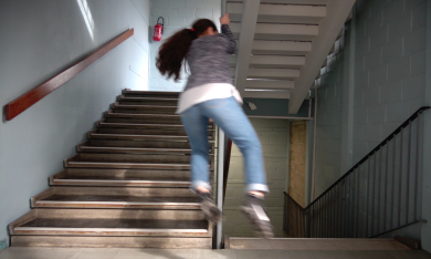 Trébucher dans les escaliers