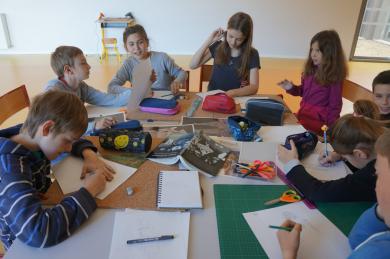 Séance de croquis autour d'une table