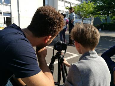 Amine, le chef-opérateur encadrant, aide un jeune cadreur à choisir le cadre