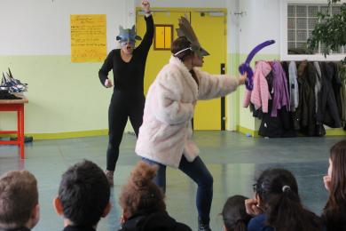 Noémie et Sandra en pleine représentation devant la classe.