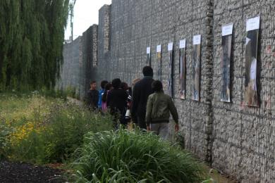 La fin de la balade urbaine a été marquée par une exposition surprise dans le quartier où réside les enfants. Celle-ci mettait en avant les travaux réalisés par les enfants lors des ateliers précédents.