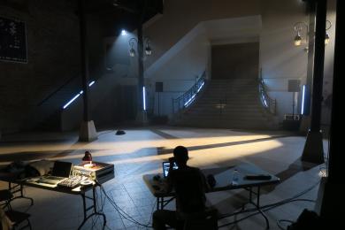 Premiers tests de la création lumière dans la Halle au Beurre - semaine du bal / installation des fluos + projecteurs derrière les lampadaires