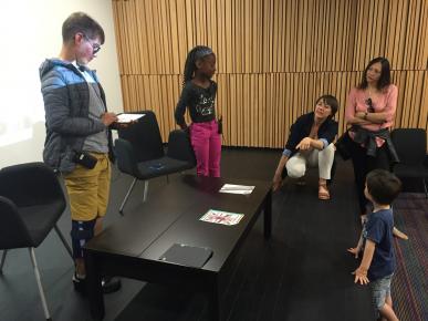 Les enfants expliquent le fonctionnement des dessins électriques à la directrice de l'école de Beaux-Arts de St Brieuc