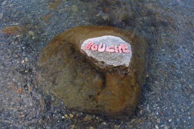 3. Installation sur la rivière : les mots des pierres émergentes