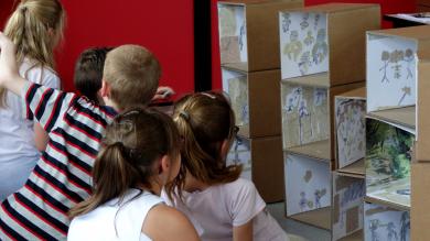 Les enfants découvrent les boîtes réalisées par leurs camarades.