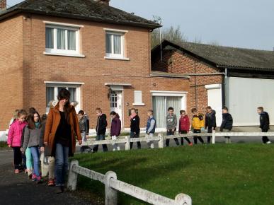 Parcours sur les limites de la place Jeanne d'Arc avec les enfants de la classe de Mr Blériot (CE2/CM1)