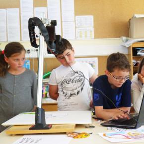 Sous banc-titre, les enfants imaginent les transformations de la bibliothèque