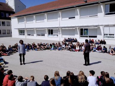 Yves Mwamba et Dorine Mokha dans la cour du collège Louis Bruntz