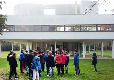 en arrivant devant la Villa Savoie - que remarquent-ils de particulier