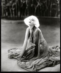 Alla Nazimova dans "Salomé", réalisé par Charles Bryant et Alla Nazimova, Nazimova Productions.