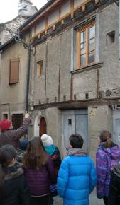 Le repérage des traces du passé dans les rues du centre permet de porter un regard nouveau sur Marvejols.