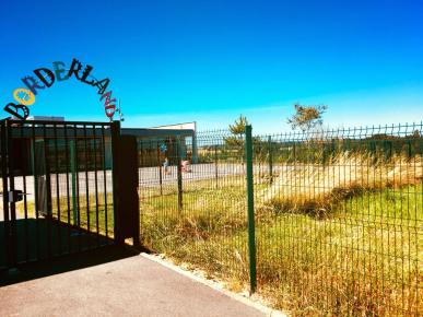 Un jour d’été à l’entrée de Borderland*