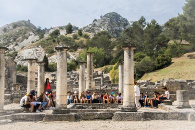 Visuel d'inspiration : Collégiens et ruines antiques