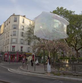 C’est une image de ma performance que j’ai faite avec un ballon gonflé à l'helium en forme d’une maison. J'appliquerai à peu près la même technique pour fabriquer les ballons.