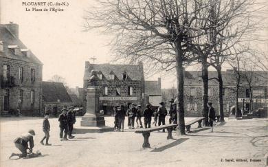 Place du village, statue de François-Marie Luzel