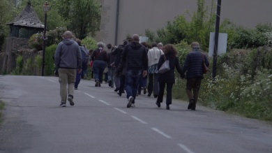 Déambulation des spectateurs de l'école de Vebron jusqu'au Temple protestant