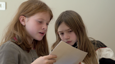 Camille Aubry et Mila Roché Helbig lisent "Moi et ma bouche" (LACHAUD Denis, Moi et ma bouche, 2008, Actes Sud)  (extrait du film "ENTREVOIR NOS PAYSAGES" de Fantin Curtet)